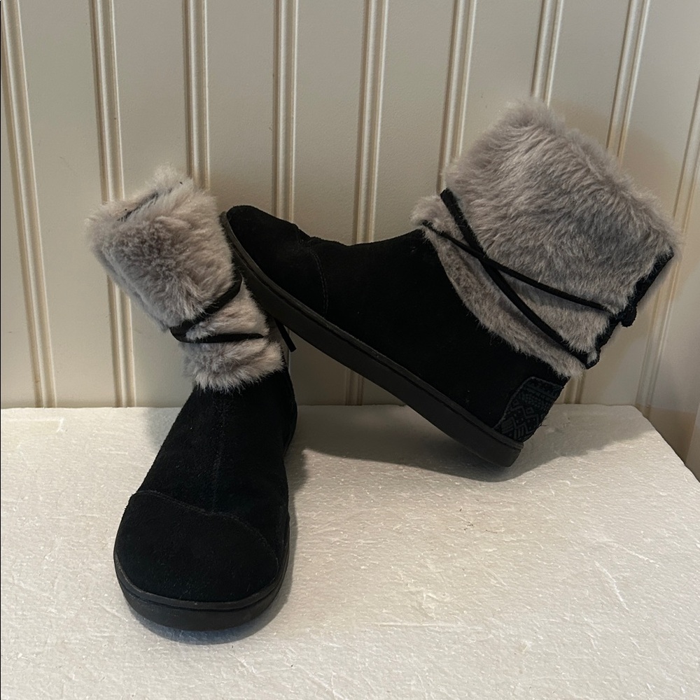 Toms kids Suede Nepal Eskimo style Faux Fur Boots ZipUp wrap around cord Size 2